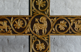 Gottes Lamm - Innenteil des Kreuzes der Johanneskirche Bruckmühl