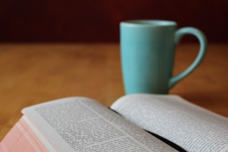 Bibel und Kaffee