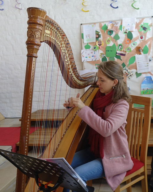 Heidi Grundner an der Harfe in der evangelischen Johanneskirche