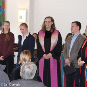 Ordination von Pfr.in z.A. Johanna Rosin (Bildmitte) am 08.03.2026 in der Emmauskirche in Feldkirchen-Westerham mit ihren Assistenten (v.li.): Christian Kauhaus (Mentor), Lea Buchinger  (Teamerin), Lilli Kirchhoff (ehem. Konfirmandin), Johanna Rosin  (Pfarrerin), Maximilian Rosin (Ehemann), Steffi Wist (Pfarrerin)