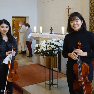 Seika Koike (li., Violine) und Emiko Yuasa (re., Viola) in der Johanneskirche